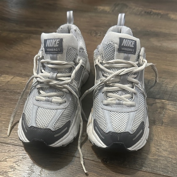 Nike Vomero 5 Shoes Pure Platinum/Summit White/Dark Grey/Metallic Silver) size 4 - Picture 1 of 5